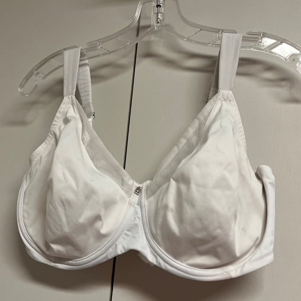 Triumph Seamless Underwire Minimizer Bra in White, 36G